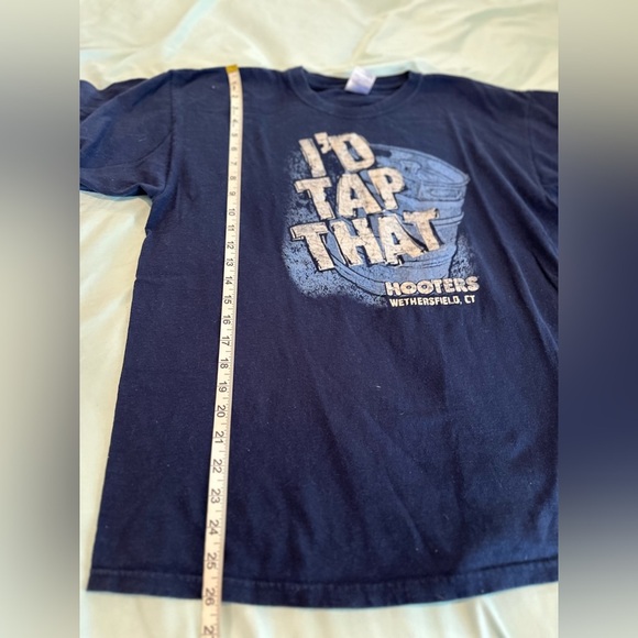Vintage Hooters “I’d Tap That” Mens Large Blue Distressed Keg Graphic Tee. - Picture 4 of 9
